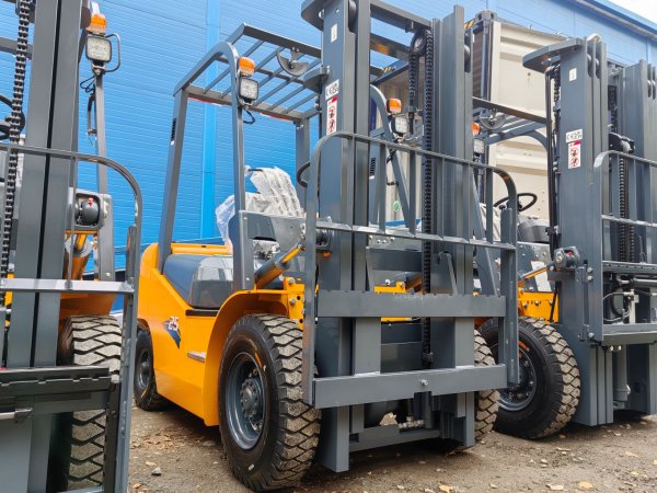 Бензиновый автопогрузчик Aurora Forklift CPQD25