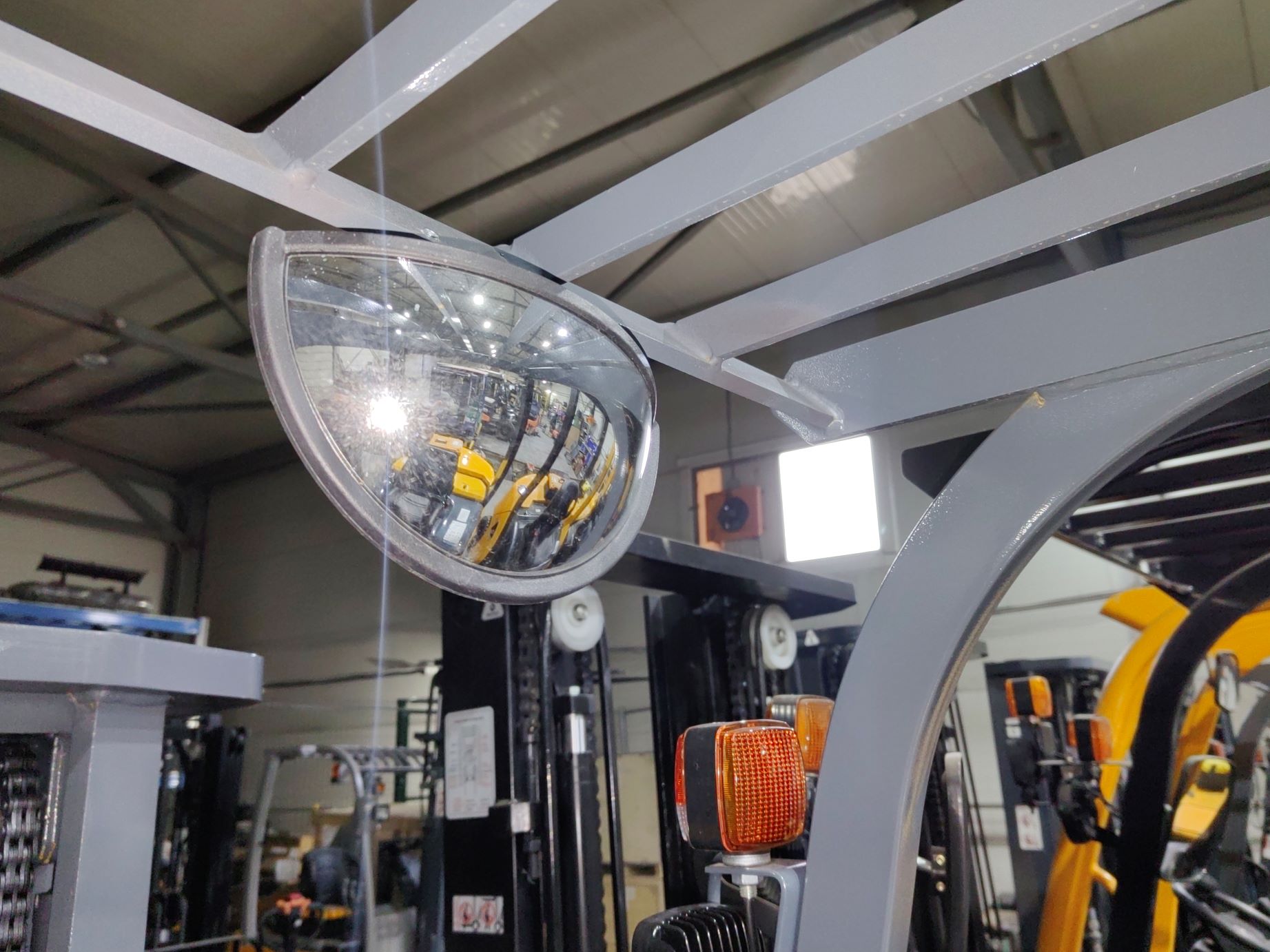 Дизeльный aвтопoгрузчик Aurora Forklift CPСD25