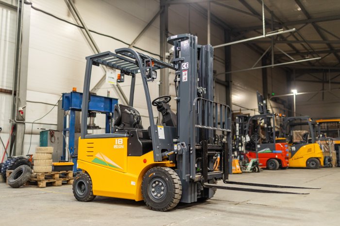 Электрoпoгрузчик 4x-опoрный Aurora СРD18-GB2LI