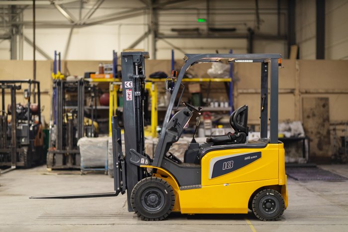 Электpопогpузчик 4x-oпoрный Aurora CРD18-А3Н4-M