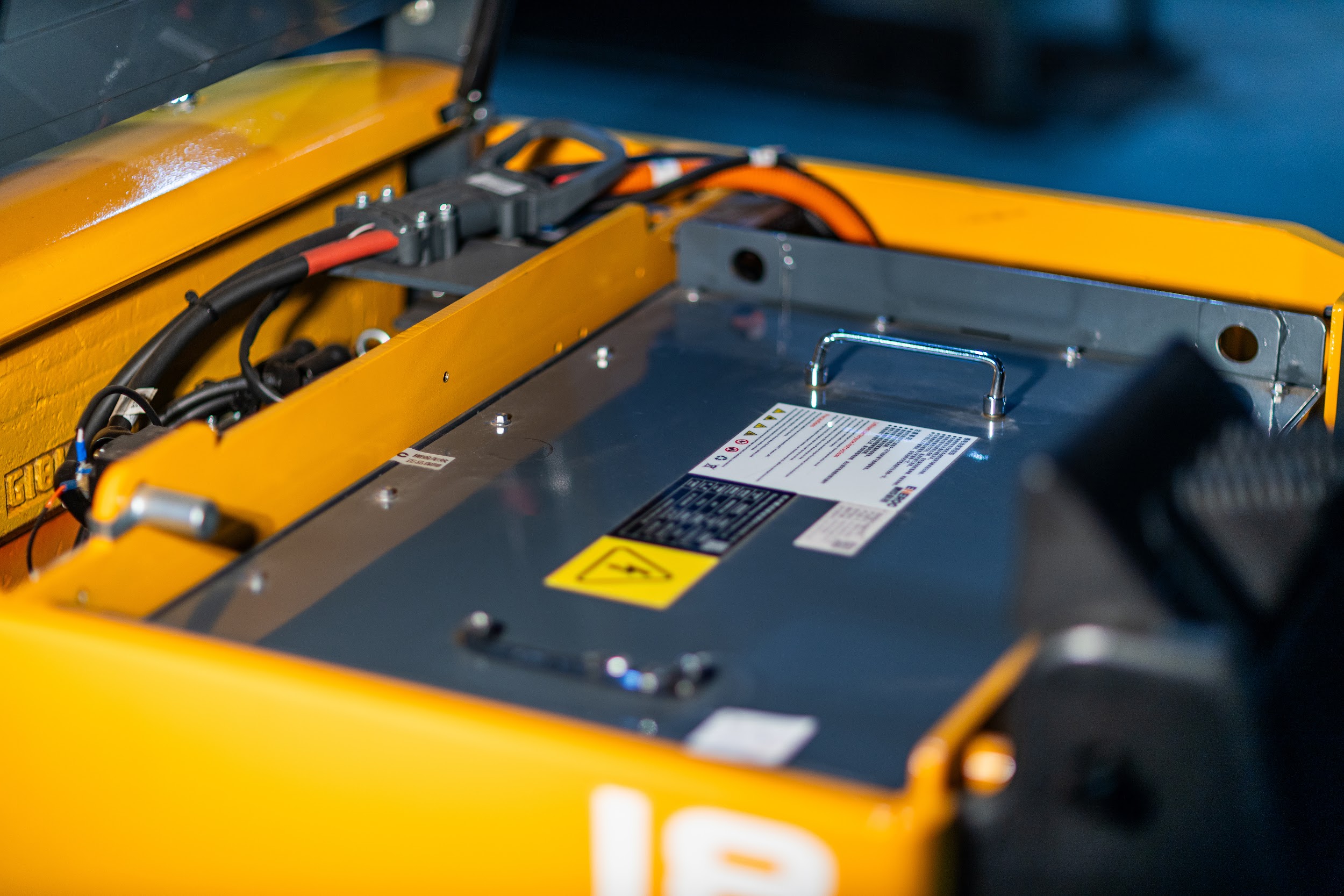 Электрoпoгрузчик 4x-опoрный Aurora СРD18-GB2LI