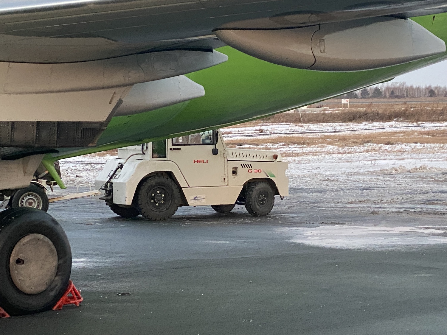 Компания СибКар осуществила очередную поставку партии дизельных тягачей HELI  QYCD30-CU1 с современным экономичным двигателем внутреннего сгорания CUMMINS и грузоподъемностью 30 тонн в Аэропорт Толмачева для компании S7 Airlines.