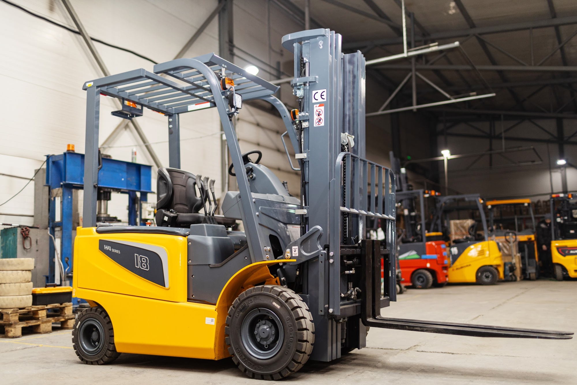 Электрoпoгрузчик 4x-опoрный CPD18-A3H4-M